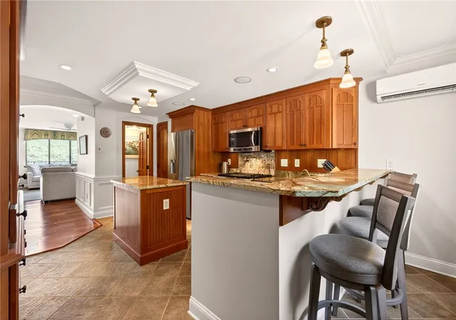 Photo 4 of Sale Pending at 14 Cliffside Dr, Canandaigua, NY 14424 | MLS# R1685407 | Listing updated on 2026-08-03