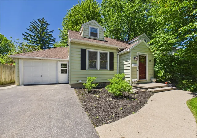 1st image of 79 Ridgewood Dr, Irondequoit, NY 14622 | MLS# R1686715