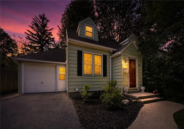 2nd image of 79 Ridgewood Dr, Irondequoit, NY 14622 | MLS# R1686715