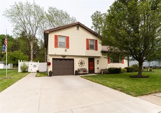 Homes for sale in Batavia City, NY | 11 Gateway Dr, Batavia City, NY 14020 | MLS# R1685881