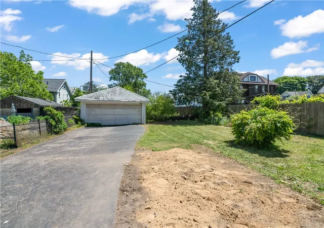 Homes for sale in Rochester, NY | 2936 Lake Ave, Rochester, NY 14612 | MLS# R1686497