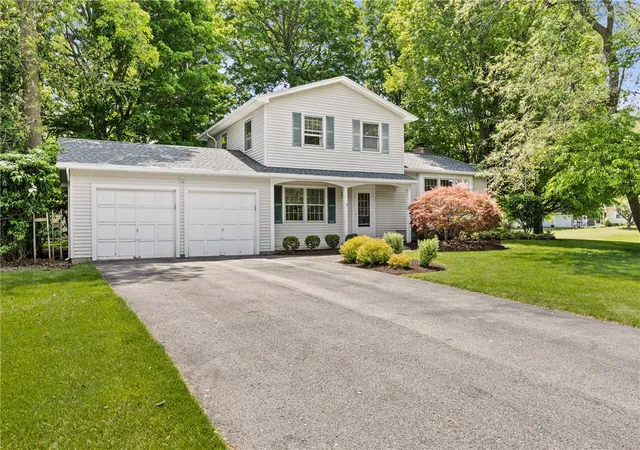 3rd image of 6149 Barkwood Ct, Farmington, NY 14425 | MLS# R1686998