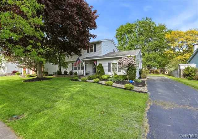 2nd image of 104 Park Lane Cir, Lockport, NY 14094 | MLS# B1687222