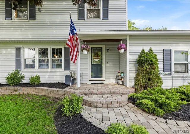 3rd image of 104 Park Lane Cir, Lockport, NY 14094 | MLS# B1687222