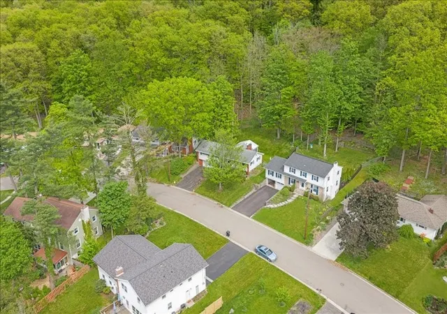 3rd image of 916 Chestnut Ln, Vestal, NY 13850 | MLS# R1687563