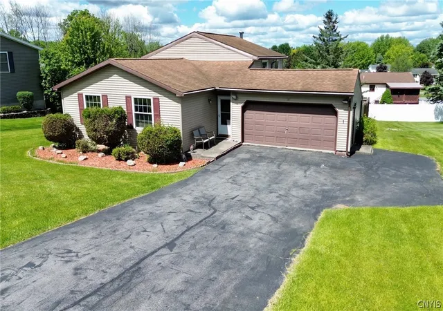 Homes for sale in New Hartford, NY | 27 Meadowbrook Dr, New Hartford, NY 13413 | MLS# S1678844