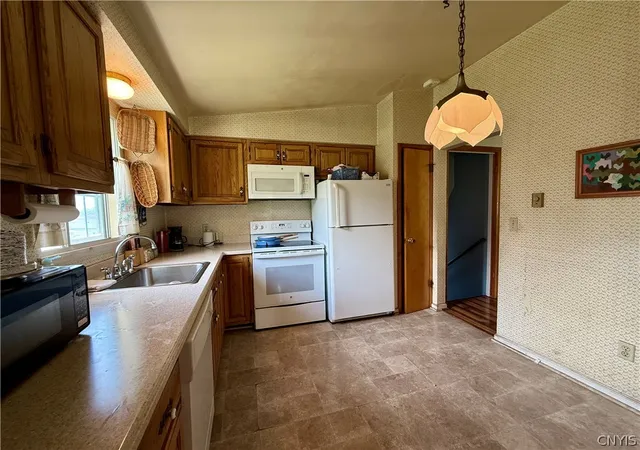Homes for sale in New Hartford, NY | 27 Meadowbrook Dr, New Hartford, NY 13413 | MLS# S1678844