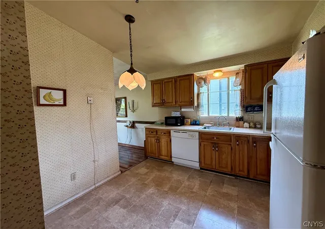 Homes for sale in New Hartford, NY | 27 Meadowbrook Dr, New Hartford, NY 13413 | MLS# S1678844