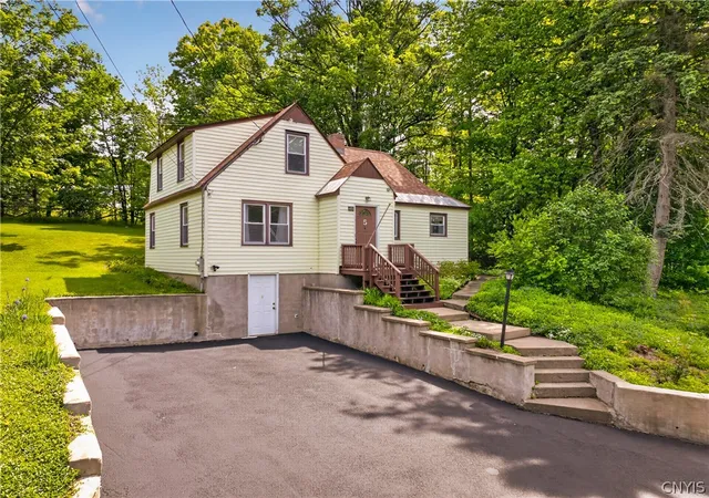 2nd image of 5 Marwood Rd, Utica, NY 13502 | MLS# S1686632