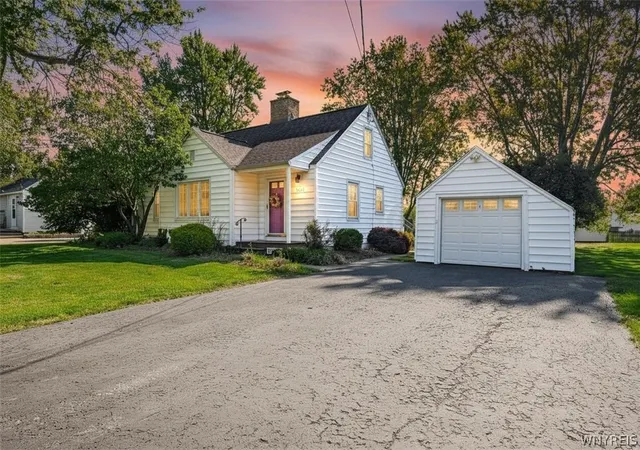 Homes for sale in Lockport Town, NY | 5685 Locust Street Ext, Lockport Town, NY 14094 | MLS# B1687447