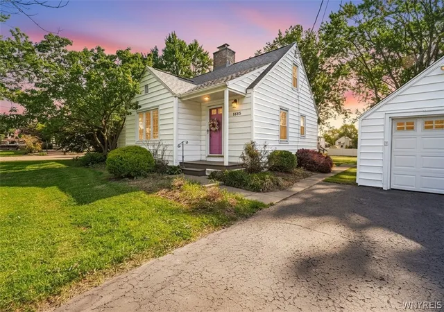 Homes for sale in Lockport Town, NY | 5685 Locust Street Ext, Lockport Town, NY 14094 | MLS# B1687447
