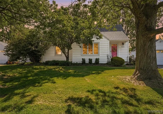 Homes for sale in Lockport Town, NY | 5685 Locust Street Ext, Lockport Town, NY 14094 | MLS# B1687447