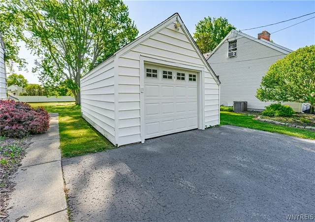 Homes for sale in Lockport Town, NY | 5685 Locust Street Ext, Lockport Town, NY 14094 | MLS# B1687447