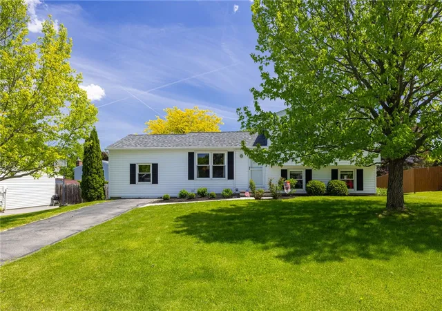 2nd image of 1739 Birchwood Dr, Farmington, NY 14425 | MLS# R1673663