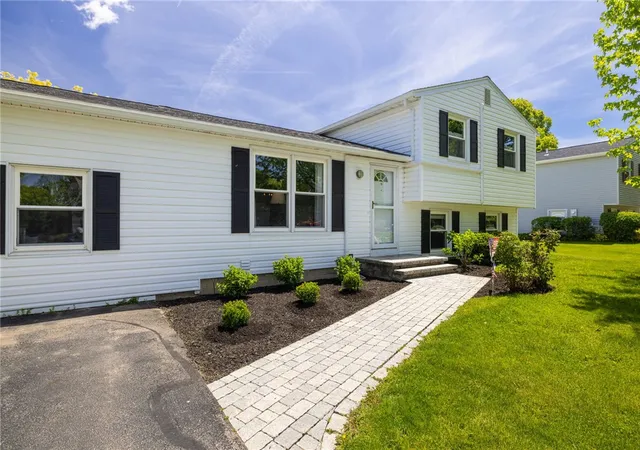 3rd image of 1739 Birchwood Dr, Farmington, NY 14425 | MLS# R1673663