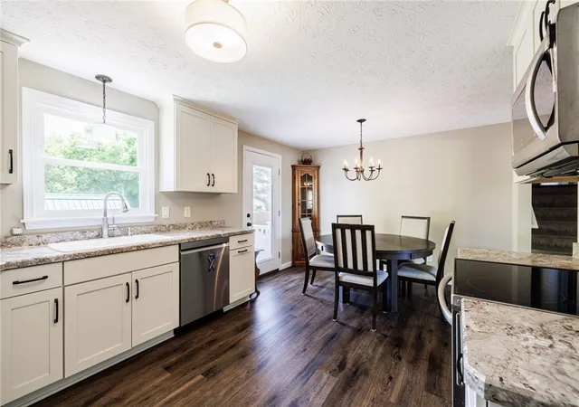 5th image of 1739 Birchwood Dr, Farmington, NY 14425 | MLS# R1673663