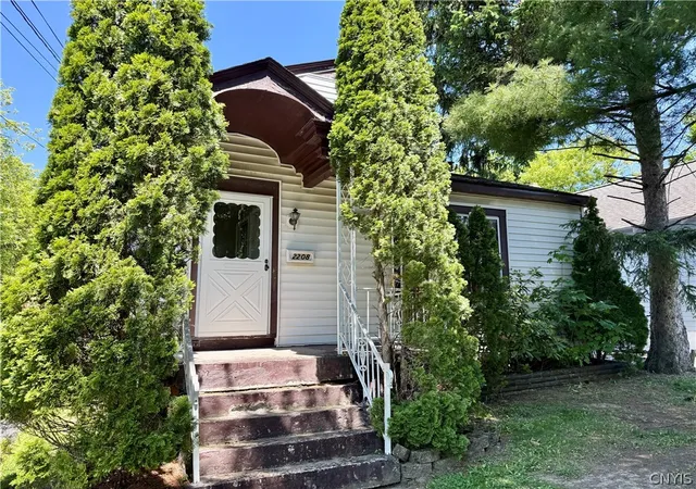 Homes for sale in Whitestown, NY | 2208 Caroline St, Whitestown, NY 13502 | MLS# S1687825