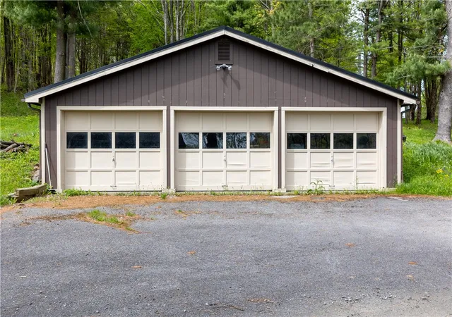Photo 4 of Single family home for sale at 5215 S Hill Rd, Canandaigua, NY 14424 | MLS# R1685929 | Listing updated on 2026-07-19
