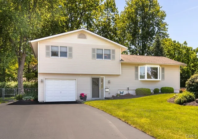 1st image of 4872 Juneway Dr S, Salina, NY 13088 | MLS# S1685184