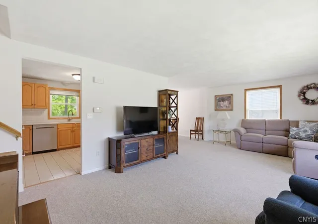 4th image of 4872 Juneway Dr S, Salina, NY 13088 | MLS# S1685184