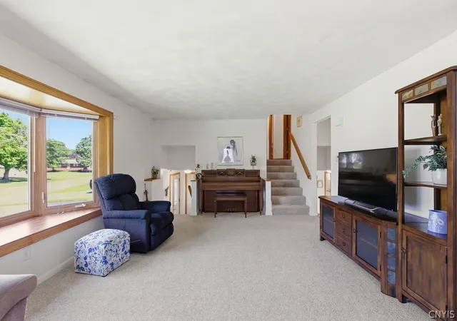 5th image of 4872 Juneway Dr S, Salina, NY 13088 | MLS# S1685184
