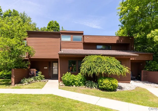 2nd image of 320 Higgins Dr, Baldwinsville, NY 13027 | MLS# S1687799
