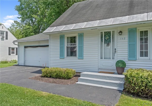 2nd image of 102 Juanita Dr, Salina, NY 13090 | MLS# S1666754