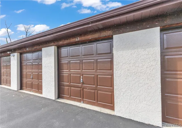Homes for sale in Lewiston, NY | 5249 Paddock Ln, Lewiston, NY 14092 | MLS# B1687750