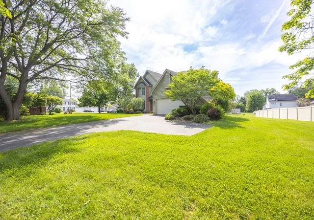 3rd image of 23 Wakecliffe Dr, Rochester, NY 14616 | MLS# R1688431