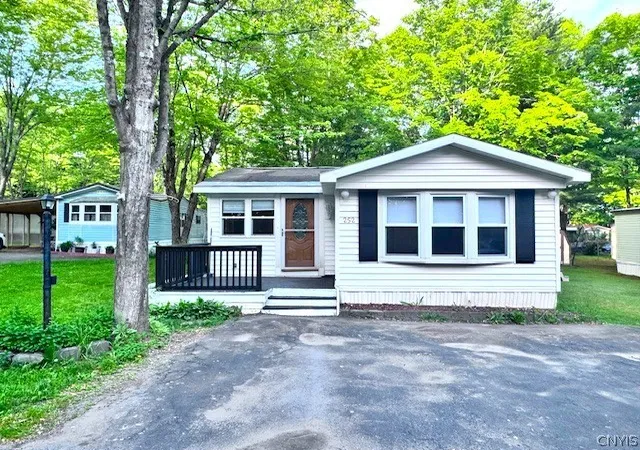 2nd image of 252 Blossom Ln, Utica, NY 13502 | MLS# S1687795