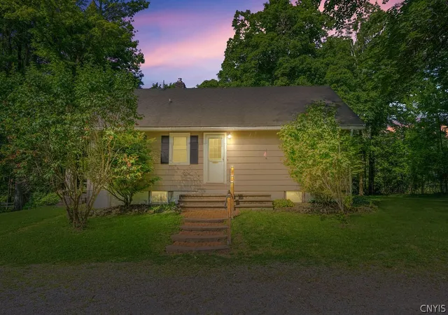 Homes for sale in Manlius, NY | 8118 E Seneca, Manlius, NY 13104 | MLS# S1688339