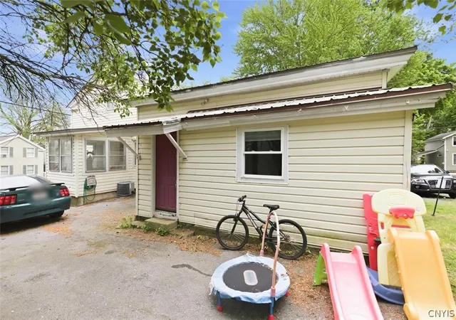 Photo 4 of Sale Pending at 2 Seneca St, Baldwinsville, NY 13027 | MLS# S1684100 | Listing updated on 2026-07-27