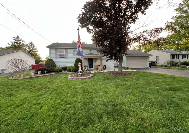 2nd image of 39 Briarwood Dr, Lockport City, NY 14094 | MLS# B1688464