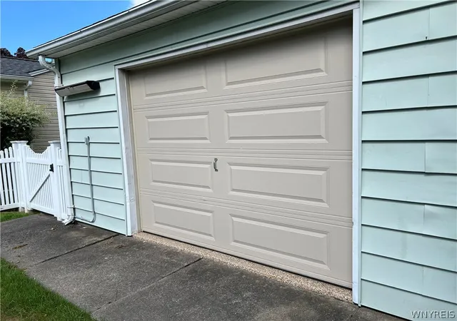 3rd image of 39 Briarwood Dr, Lockport City, NY 14094 | MLS# B1688464