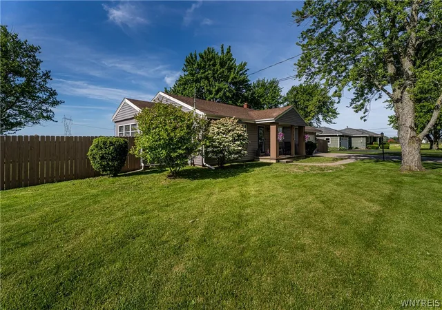 3rd image of 3174 Lockport Rd, Sanborn, NY 14132 | MLS# B1687997