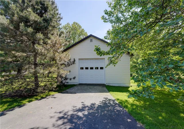 1st image of 610 Webster Rd, Webster, NY 14580 | MLS# R1688479