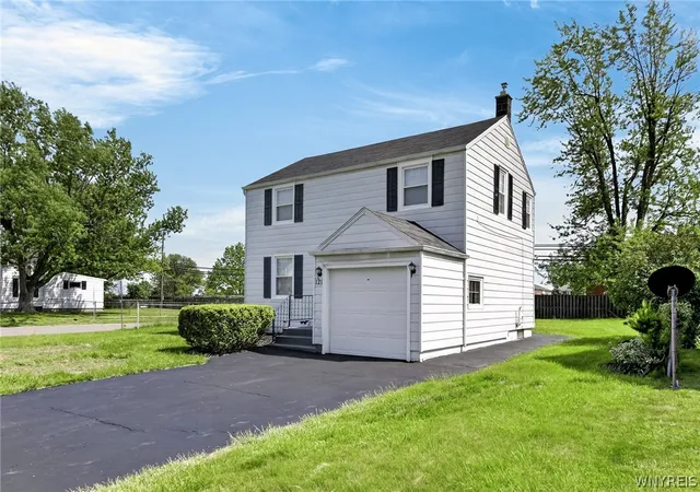 Photo 4 of Sale Pending at 121 Southgate Rd, Buffalo, NY 14215 | MLS# B1688444 | Listing updated on 2026-06-17