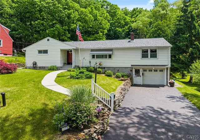 Homes for sale in Syracuse, NY | 177 Thurlow Dr, Syracuse, NY 13205 | MLS# S1688033