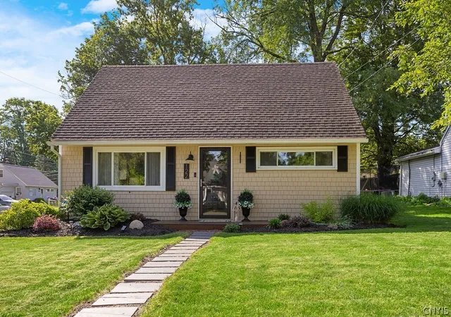 2nd image of 122 N Roosevelt Ave, Liverpool, NY 13088 | MLS# S1688663