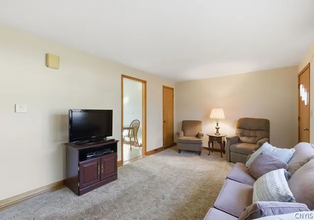 3rd image of 116 Saslon Park Dr, Salina, NY 13088 | MLS# S1685852