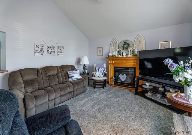 4th image of 7001 Deborah Ln, Wheatfield, NY 14304 | MLS# B1688822