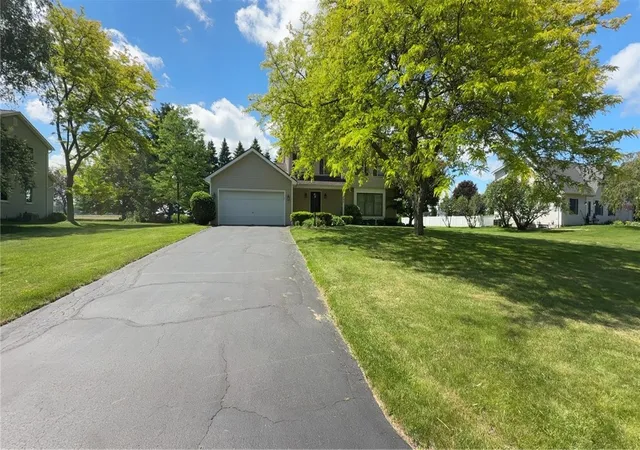 2nd image of 1427 Fieldcrest Dr, Webster, NY 14580 | MLS# R1689272
