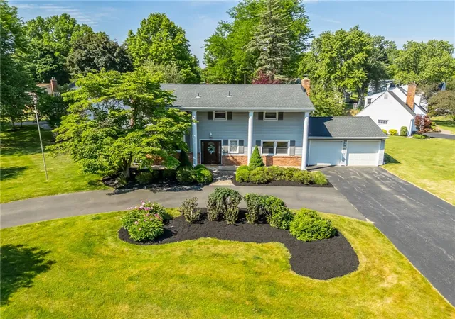 3rd image of 52 Parkridge Dr, Pittsford, NY 14534 | MLS# R1688730