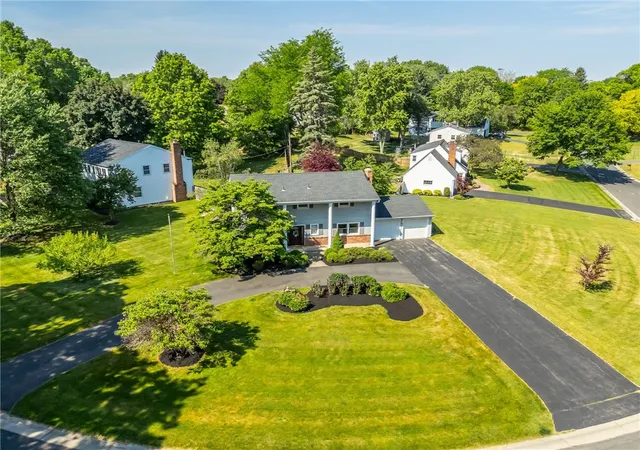 4th image of 52 Parkridge Dr, Pittsford, NY 14534 | MLS# R1688730