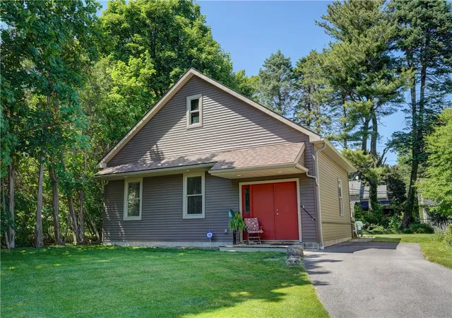 1st image of 210 Elm Dr, Rochester, NY 14609 | MLS# R1689100