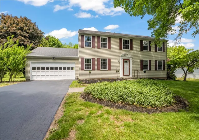 Homes for sale in Perinton, NY | 72 Boxwood Ln, Perinton, NY 14450 | MLS# R1689256