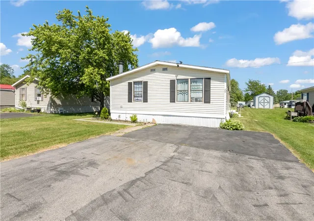 Homes for sale in Hamlin, NY | 29 Chestnut Dr, Hamlin, NY 14464 | MLS# R1689267