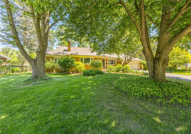 2nd image of 180 Overbrook Rd, Pittsford, NY 14618 | MLS# R1688046