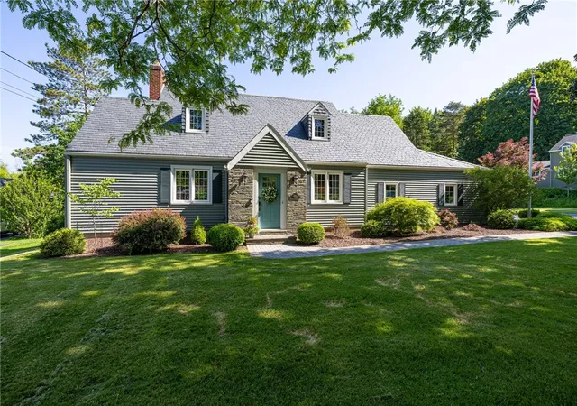 1st image of 462 Seneca Park Ave, Irondequoit, NY 14617 | MLS# R1689422
