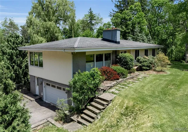 3rd image of 7932 Quaker Rd, Orchard Park, NY 14127 | MLS# B1688853